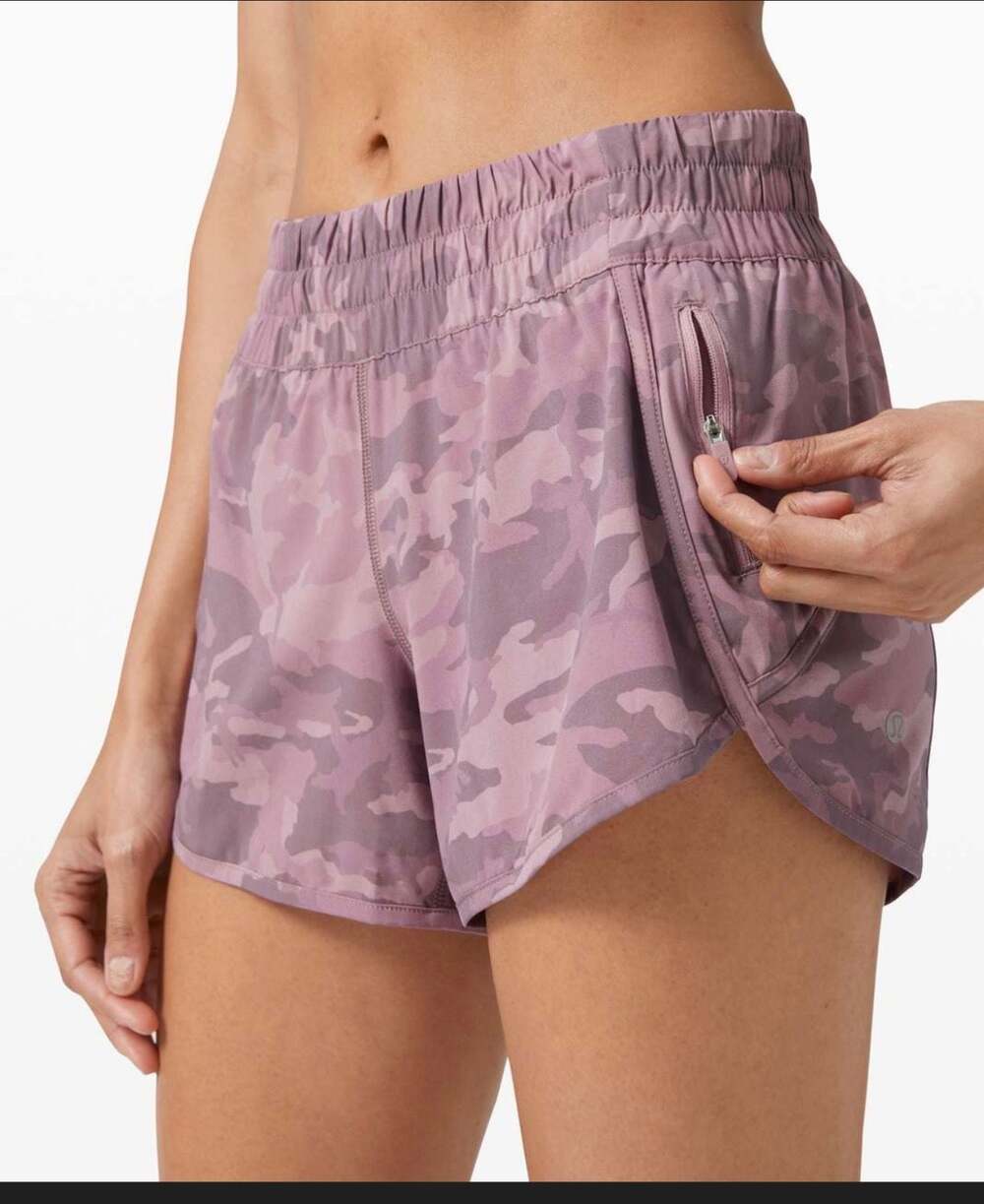 Lululemon Hotty Hot Low-Rise Short 2.5 Inch Incognito Camo Pink Size 8T